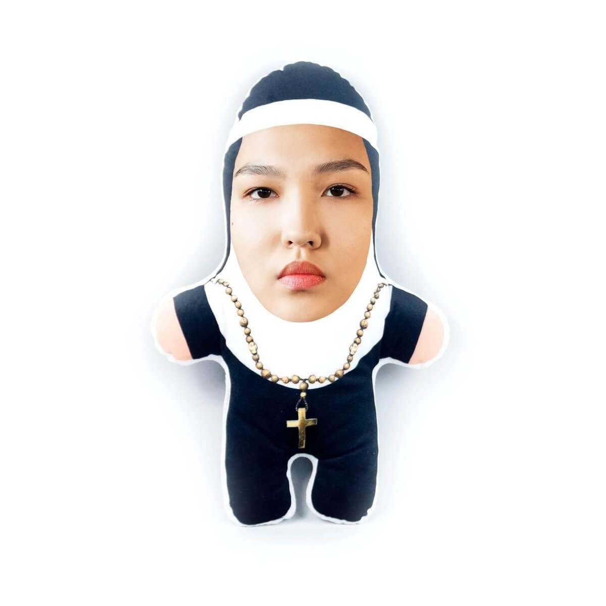 Personalisierbare Mini Me Doll Nonne - Dein Lieblingskissen - Personalisierte Formkissen