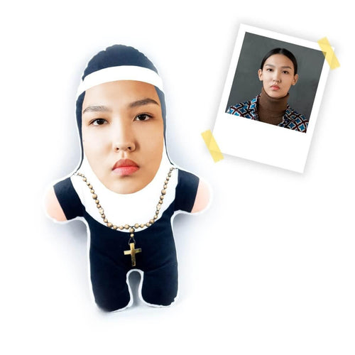 Personalisierbare Mini Me Doll Nonne - Dein Lieblingskissen - Personalisierte Formkissen