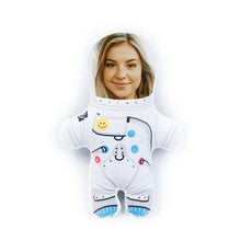 Lade das Bild in den Galerie-Viewer, Personalisierbare Mini Me Doll Astronaut - Dein Lieblingskissen - Personalisierte Formkissen