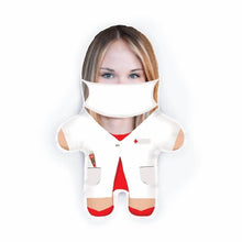 Lade das Bild in den Galerie-Viewer, Personalisierbare Mini Me Doll Krankenschwester - Dein Lieblingskissen - Personalisierte Formkissen