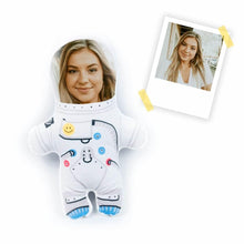 Lade das Bild in den Galerie-Viewer, Personalisierbare Mini Me Doll Astronaut - Dein Lieblingskissen - Personalisierte Formkissen